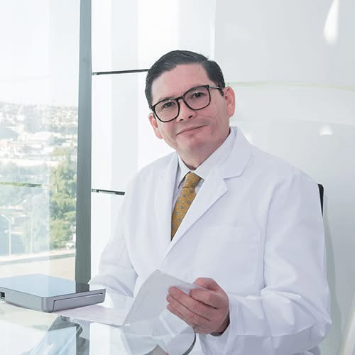 Retrato del Dr. Lorenzo Arce, cardiólogo especialista